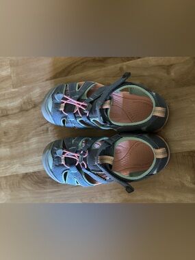 Like new KEEN SHOES US GIRLS SIZE 3